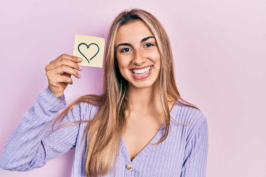 Get Instant Dazzling Smile Makeover With Veneers